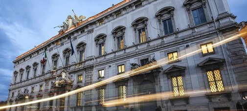 /È illegittimo l’obbligo di arbitrato per la determinazione dell’indennità di riscatto degli impianti di illuminazione pubblica